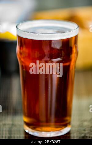 Primo piano di UNA pinta di British Bitter Ale o birra senza persone Foto Stock