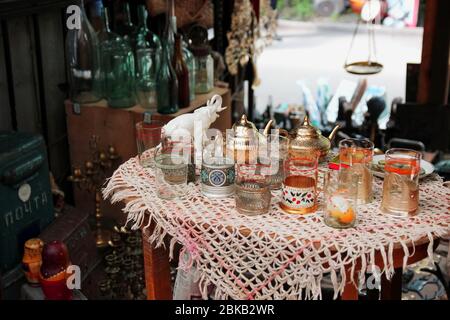 Occhiali vintage su stoffa a maglia sul mercato delle pulci a Mosca Foto Stock