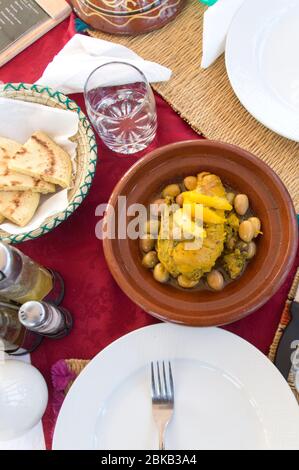 Tradizionale tajine di pollo sulla tabella vista dall'alto in basso Foto Stock