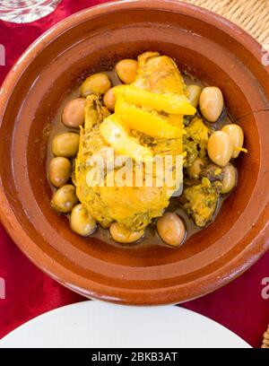 Tradizionale tajine di pollo sulla tabella vista dall'alto in basso Foto Stock