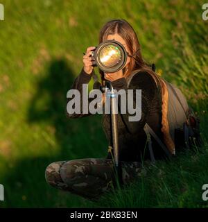 Donna fotografo di fauna selvatica con grande equipaggiamento Foto Stock