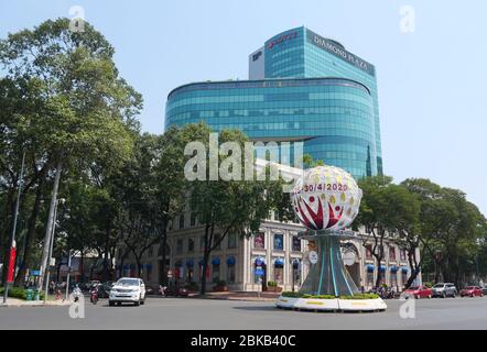 Ho Chi Minh City, Vietnam - 30 aprile 2020: Strada vuota alla rotonda di le Duan nel centro di ho Chi Minh City Foto Stock