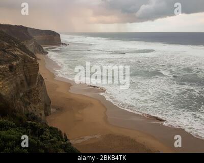 Paesaggio dell'oceano australiano in una giornata nuvolosa Foto Stock