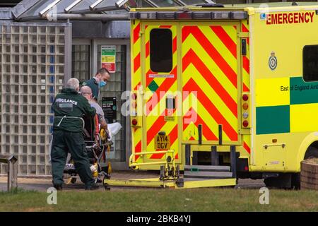 La foto del 29 aprile mostra che il mercoledì pomeriggio gli equipaggi ambulatoriali hanno preso pazienti nel reparto Covid-19 presso l'ospedale Queen Elizabeth di KingÕs Lynn a Norfolk. I conducenti di ambulanza sono stati oggi (Mer) veduto consegnare i pazienti con il coronavirus sospetto nell'ospedale vicino alla QueenÕs tenuta di Norfolk C dove il principe William e Kate stanno attualmente rimanendo con i loro bambini. Il personale dell'NHS è stato visto spingere i pazienti sui carrelli all'interno del Queen Elizabeth Hospital (QEH) di KingÕs Lynn, che si trova a sole sei miglia da Sandringham, dove la coppia reale attualmente vive ad Anmer Hall wi Foto Stock