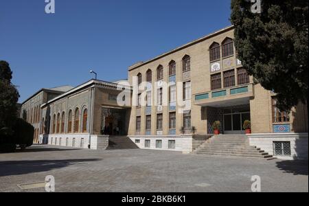 Edificio amministrativo e portico laterale di talar-e Berelian (Sala di Brilliance) di Palazzo Golestan, Tehran, Iran, Persia, Medio Oriente. Foto Stock