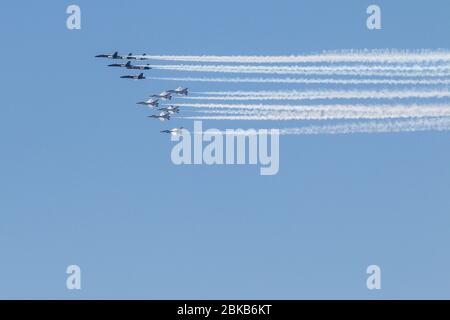 I Thunderbirds dell'aeronautica e gli angeli blu della marina volano sopra il centro di Atlanta per onorare i lavoratori della linea anteriore di assistenza sanitaria ad Atlanta, GA il 2 maggio 2020. Foto Stock