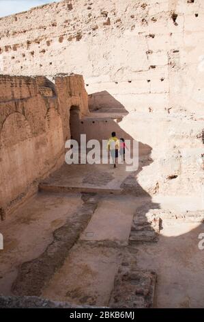 Passeggiata turistica tra le rovine del Palazzo El Badi a Marrakech (Marrakech), Marocco, Nord Africa Foto Stock