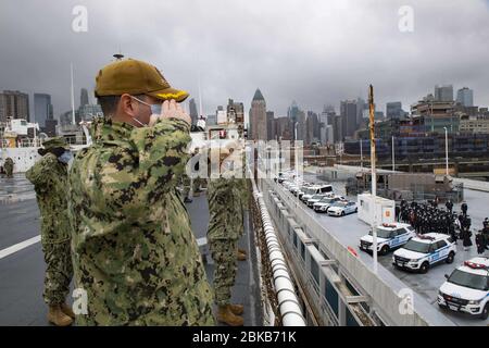 Norfolk, Stati Uniti d'America. 09th Mar, 2020. NEW YORK (30 aprile 2020) i marinai a bordo della nave dell'ospedale USNS Comfort (T-AH 20) rendono un saluto al NYPD quando la nave parte dal porto di New York dopo aver trattato i pazienti a New York e nel New Jersey. La nave e la sua task force medica imbarcata rimangono pronte per il futuro incarico. La Marina, insieme ad altre forze dedicate del comando nordico degli Stati Uniti, rimane impegnata in tutta la nazione a sostegno della più ampia risposta COVID-19 Credit: Storms Media Group/Alamy Live News Foto Stock