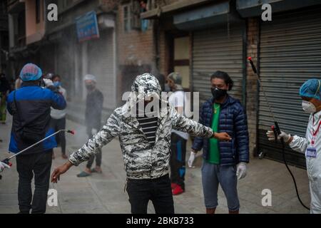 Kathmandu, Nepal. 3 maggio 2020. Un residente che viene spruzzato con disinfettante come precauzione contro la diffusione di coronavirus durante la pandemic.Local residenti volontariato nella loro comunità di disinfettare i compagni residenti in mezzo alla situazione nazionale di blocco e di minaccia del virus corona. Credit: Sunil Pradhan/SOPA Images/ZUMA Wire/Alamy Live News Foto Stock