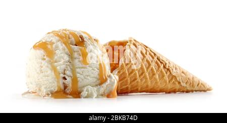 gelato e cono di waffle isolati su backgrouns bianchi Foto Stock