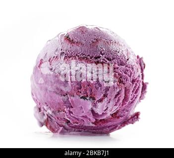 gelato al mirtillo isolato su sfondo bianco Foto Stock