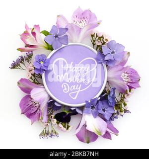 Buon giorno per le madri. Composizione dei fiori. Corona fatta di vari fiori colorati. Disposizione piatta, vista dall'alto. Foto Stock
