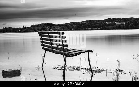 Panca nel lago Foto Stock