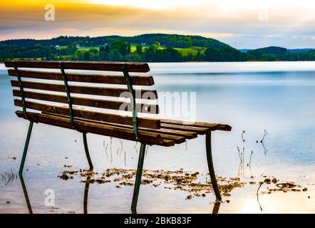 Panca nel lago Foto Stock