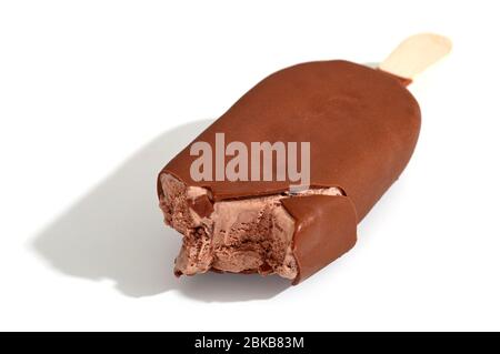 gelato ammorso ricoperto di cioccolato isolato su sfondo bianco Foto Stock
