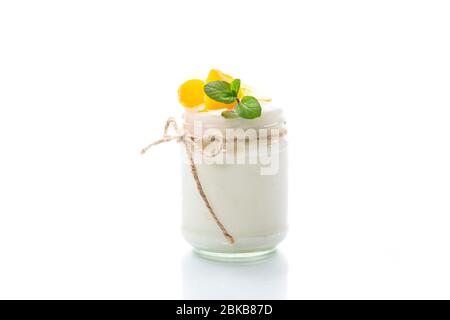 yogurt dolce fatto in casa con fette di pesche sottaceto in un vaso di vetro Foto Stock