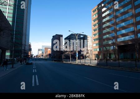 MONTREAL, CANADA - 28 APRILE 2020: Rene-Levesque Boulevard nella zona del centro mostra chiaramente l'impatto della pandemia sul traffico su uno dei Foto Stock