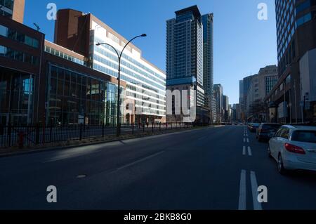 MONTREAL, CANADA - 28 APRILE 2020: Rene-Levesque Boulevard nella zona del centro mostra chiaramente l'impatto della pandemia sul traffico su uno dei Foto Stock