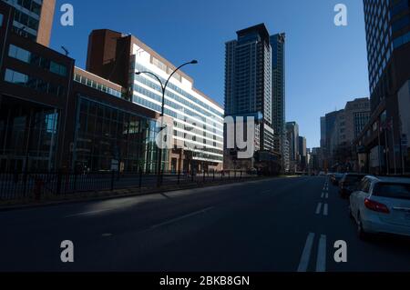 MONTREAL, CANADA - 28 APRILE 2020: Rene-Levesque Boulevard nella zona del centro mostra chiaramente l'impatto della pandemia sul traffico su uno dei Foto Stock