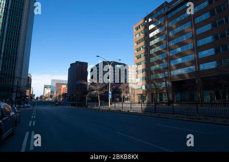 MONTREAL, CANADA - 28 APRILE 2020: Rene-Levesque Boulevard nella zona del centro mostra chiaramente l'impatto della pandemia sul traffico su uno dei Foto Stock