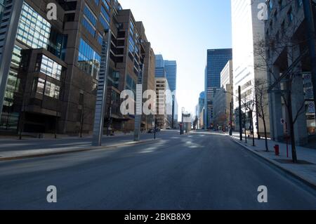 MONTREAL, CANADA - 28 APRILE 2020: Boulevard Robert-Bourassa nel centro della città mostra chiaramente l'impatto della pandemia sul traffico su uno dei t. Foto Stock