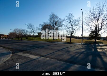 MONTREAL, CANADA - 28 APRILE 2020: Durante il blocco Covid19, Pere Marquette Park su Boulevard Rosemont mostra chiaramente l'impatto della pandemia sul Foto Stock