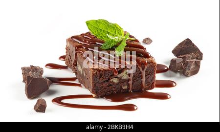 pezzo di torta al brownie con salsa al cioccolato isolato su sfondo bianco Foto Stock