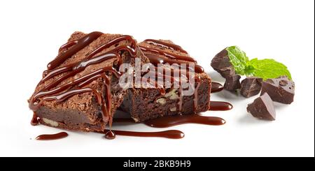 pezzi di torta al brownie con salsa al cioccolato isolato su sfondo bianco Foto Stock