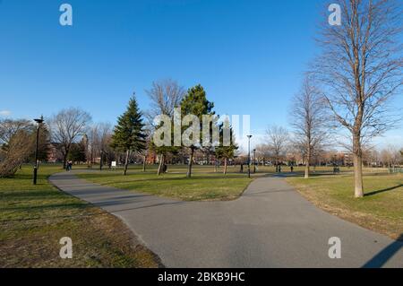 MONTREAL, CANADA - 28 APRILE 2020: Durante il blocco Covid19, Pere Marquette Park su Boulevard Rosemont mostra chiaramente l'impatto della pandemia sul Foto Stock