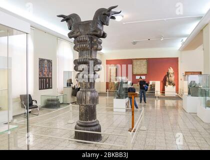 Pezzi della collezione Achaemenid, la colonna di pietra nera Persepolis, decorata con teste di toro sulla sua capitale, situata nel Museo dell'Antico Iran, Foto Stock