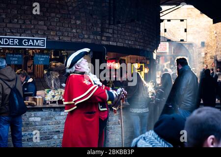 La luce del sole spettacolare e il detentore del record di Guinness Alan Myatt il Crier della città a Camden Market a Londra Inghilterra Foto Stock