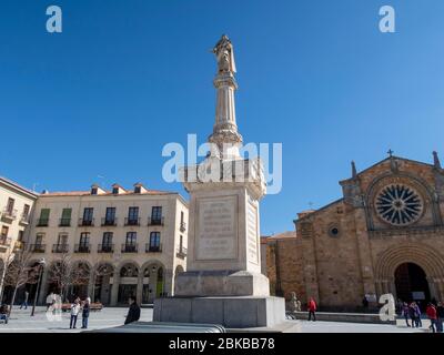 Santa Teresa di Gesù statua di fronte alla parrocchia di San Pietro Apostolo, Piazza Santa Teresa, Avila, Spagna, Europa Foto Stock