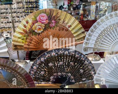 Ventilatori a mano pieghevoli in stile spagnolo tradizionale in vendita in un negozio Foto Stock