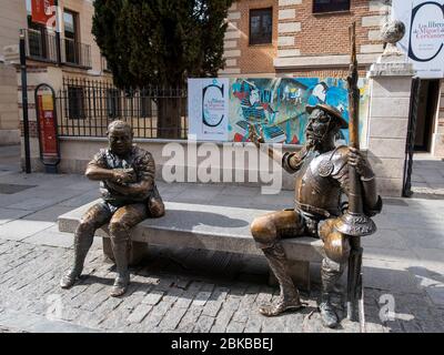 Statue in bronzo di Don Chisciotte de la Mancha e del suo scudiero Sancho Panza di fronte al Museo della casa natale di Cervantes a Alcalá de Henares, Spagna Foto Stock