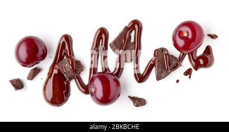 ciliegie acide e cioccolato fuso isolato su sfondo bianco, vista dall'alto Foto Stock