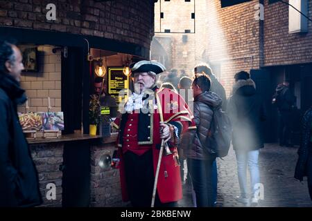 La luce del sole spettacolare e il detentore del record di Guinness Alan Myatt il Crier della città a Camden Market a Londra Inghilterra Foto Stock