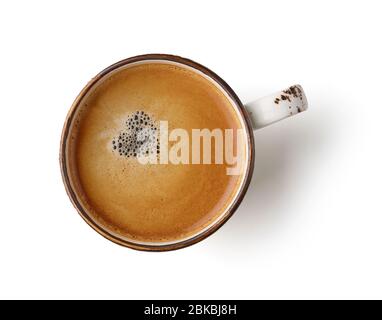 tazza di caffè con schiuma a forma di cuore isolata su sfondo bianco, vista dall'alto Foto Stock