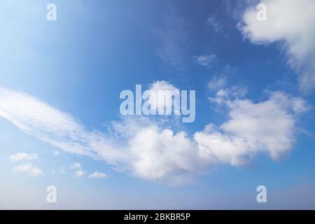 il sole nuvoloso in una giornata estiva. bella previsioni del sole. formazione dinamica nuvola sul cielo blu Foto Stock