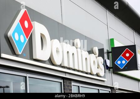 Logo aziendale per Dominos fast food e pizzeria ristorante e carrout, Kilwinning Foto Stock