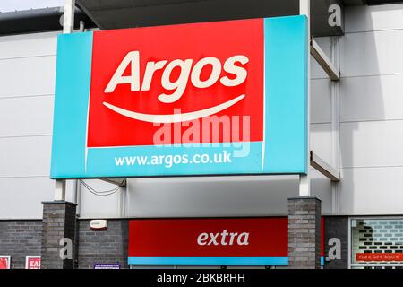 Logo aziendale Argos montato sopra l'ingresso di un negozio, Kilwinning, Regno Unito Foto Stock