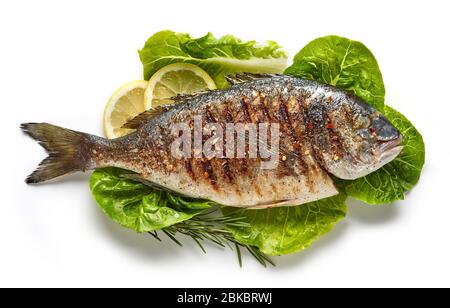 pesce alla griglia su foglie di insalata verde isolato su sfondo bianco, vista dall'alto Foto Stock
