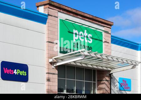 Logo aziendale e nome di Pets at Home, negozio di articoli per animali domestici, Irvine, Scozia Foto Stock