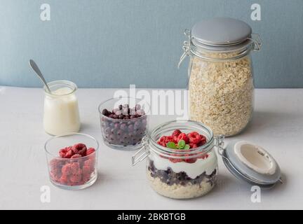 Farinata d'avena per la notte in un vaso. Sana colazione vegetariana. Foto Stock