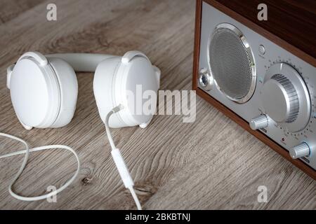 radio con cuffie bianche. Concetto di ascolto creativo Foto Stock