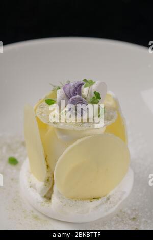 Dessert meringa con crema di limone nel ristorante francese. Foto Stock