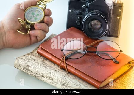 Vecchia fotocamera, notebook, mappa e bussola retrò. Un concetto di viaggio pieno di avventura o caccia al tesoro Foto Stock