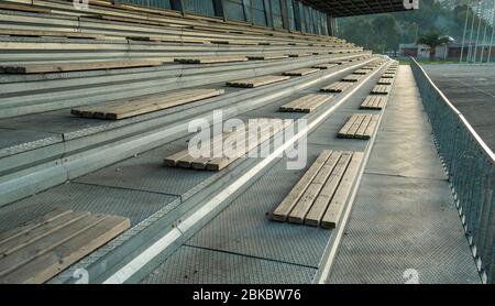 Posti a sedere vuoti per lo stadio, panca in legno. Foto Stock