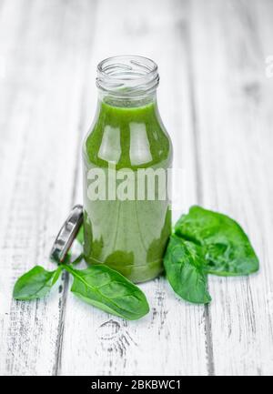 Frullato di spinaci fatto in casa (primo piano dettagliato; messa a fuoco selettiva) Foto Stock