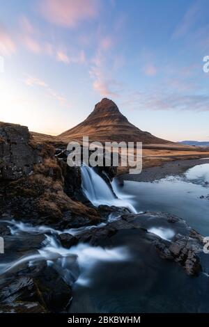 Kirkjufell è una delle montagne più panoramiche e fotografate dell'Islanda tutto l'anno. Bellissimo paesaggio islandese della Scandinavia Foto Stock