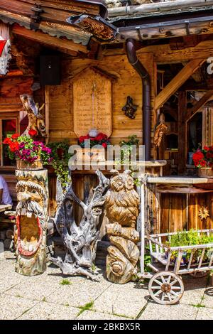 Tux, Austria - 11 agosto 2019: Ornamenti in legno all'ingresso della Berggasthaus Eggalm Foto Stock